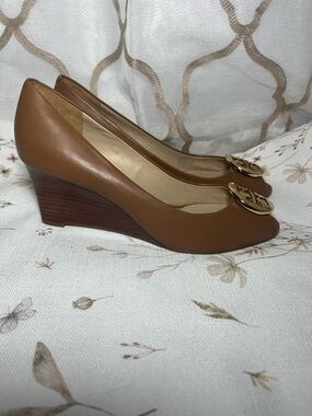 Tory Burch Tan Leather Wedge Pumps with Gold Logo Medallion